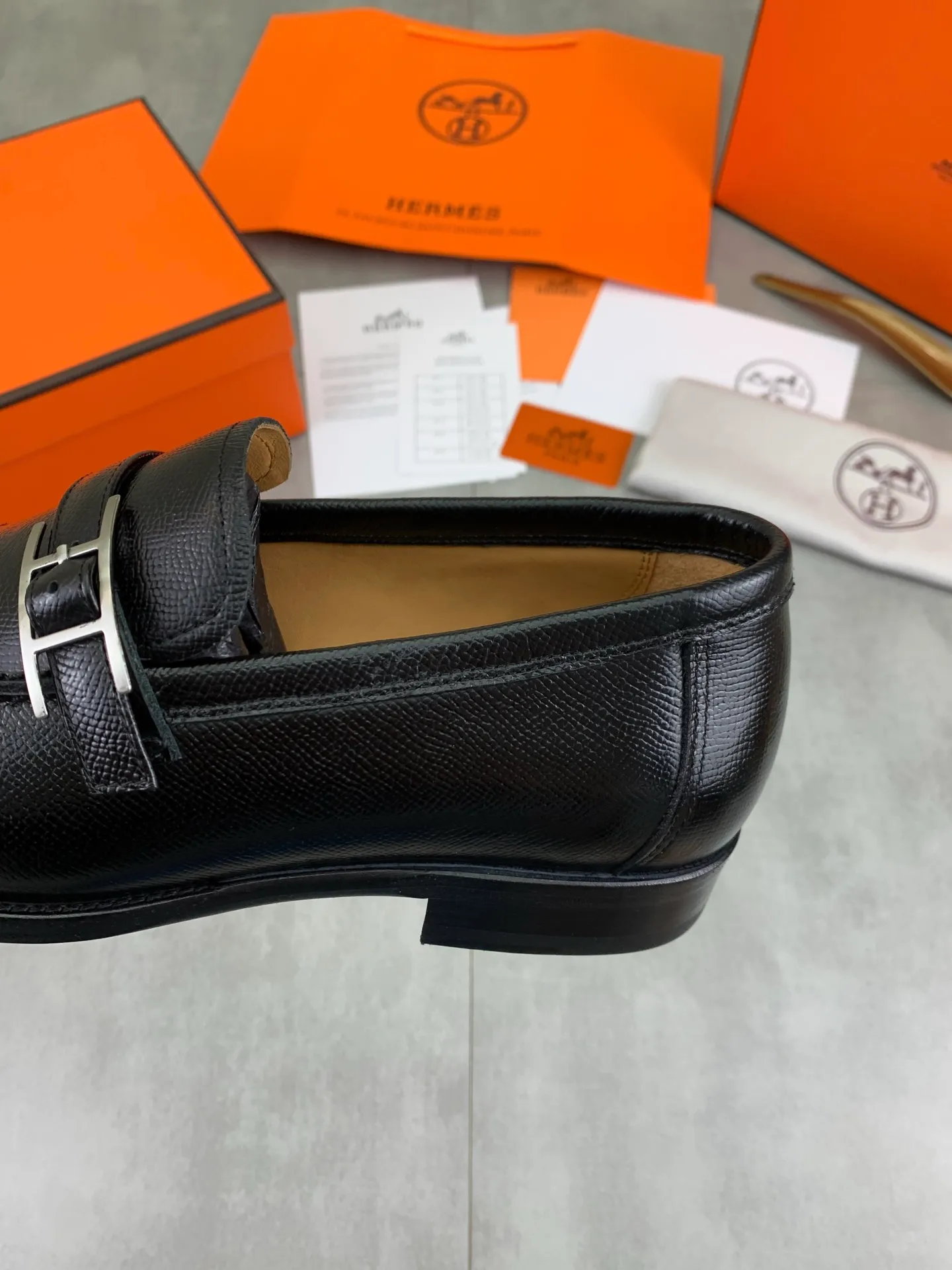 Factory price P980 💰💎💎💎 Original genuine leather outsole Brand: Hermès Grade: Same as the official website Original quality materials: Original soft calfskin Water-dyed cowhide lining Original Italian genuine leather outsole Style categories: Men's fashion Formal casual leather shoes Slip-on men's shoes series Young fashion European and American trends British style Code number: 39-45 (38.46 can be customized)